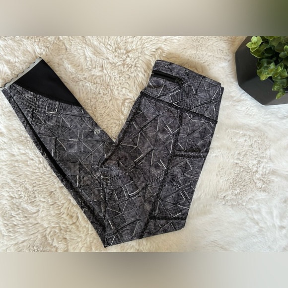 Lululemon Tight Stuff Tight II 25” in Formation Alpine Black White Size 4 - Picture 1 of 9